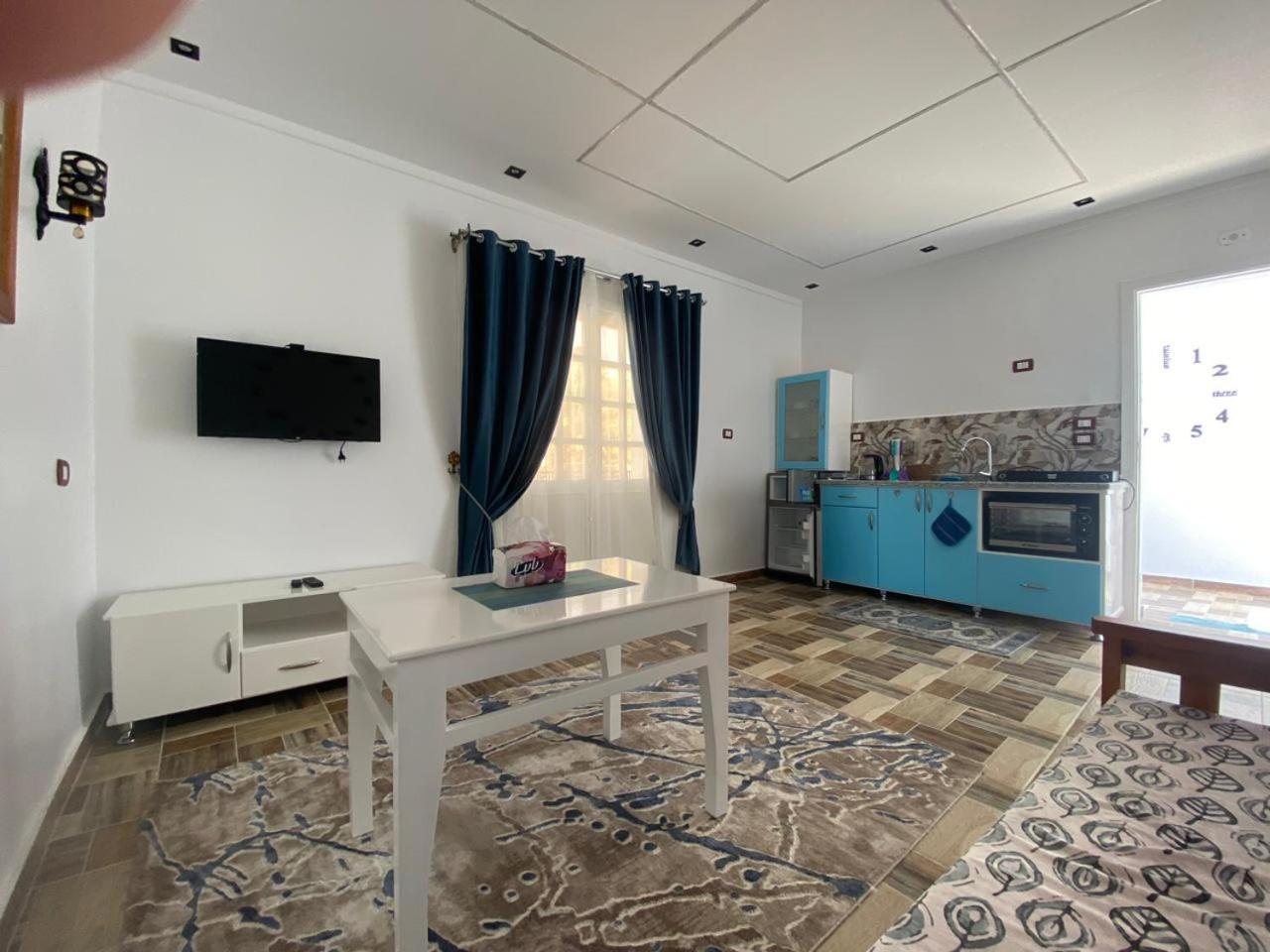 Golden Life Apartments, New With Pool Access Apartment Luxor