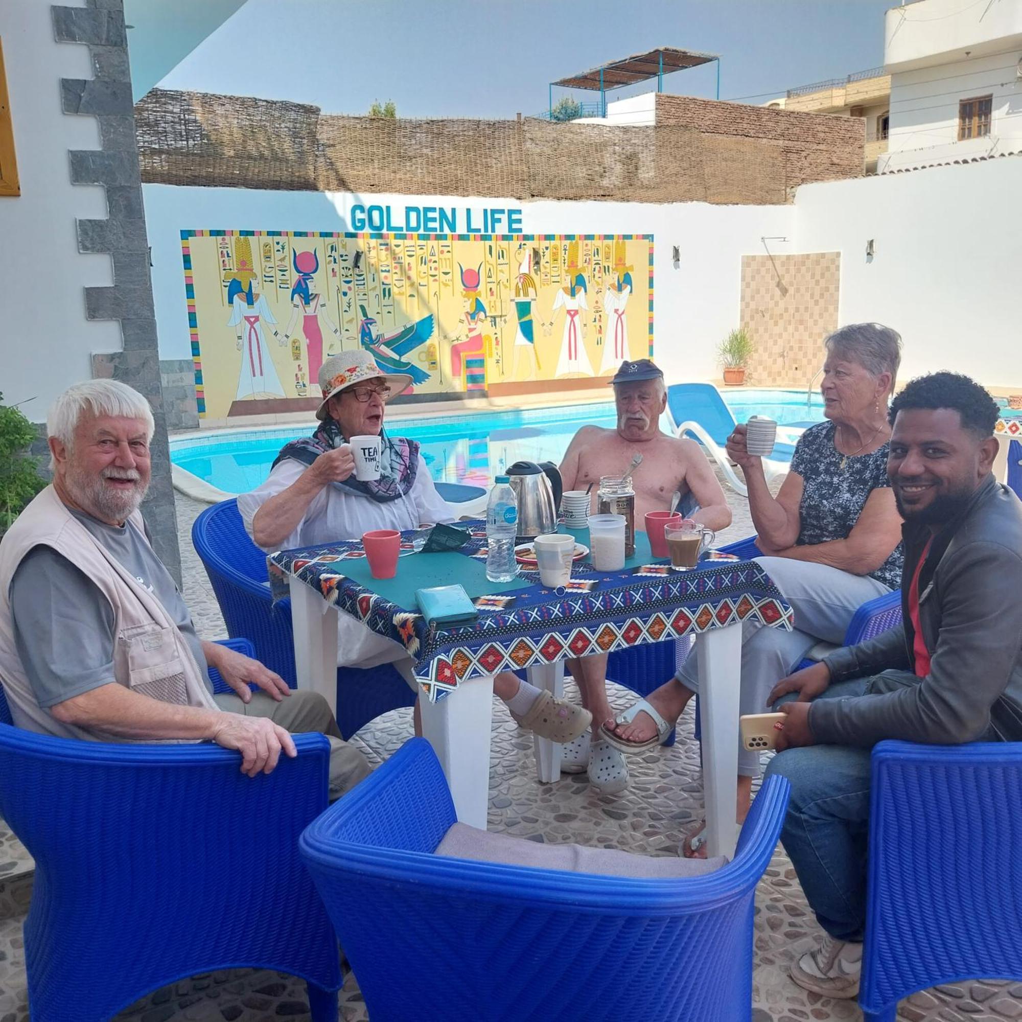 Golden Life Apartments, New With Pool Access * Luxor